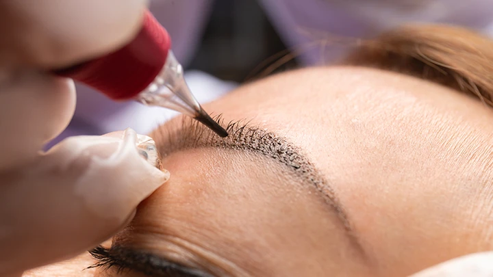 ¿Qué es la Micropigmentación? La Guía Definitiva del Maquillaje Semipermanente (Edición 2025)